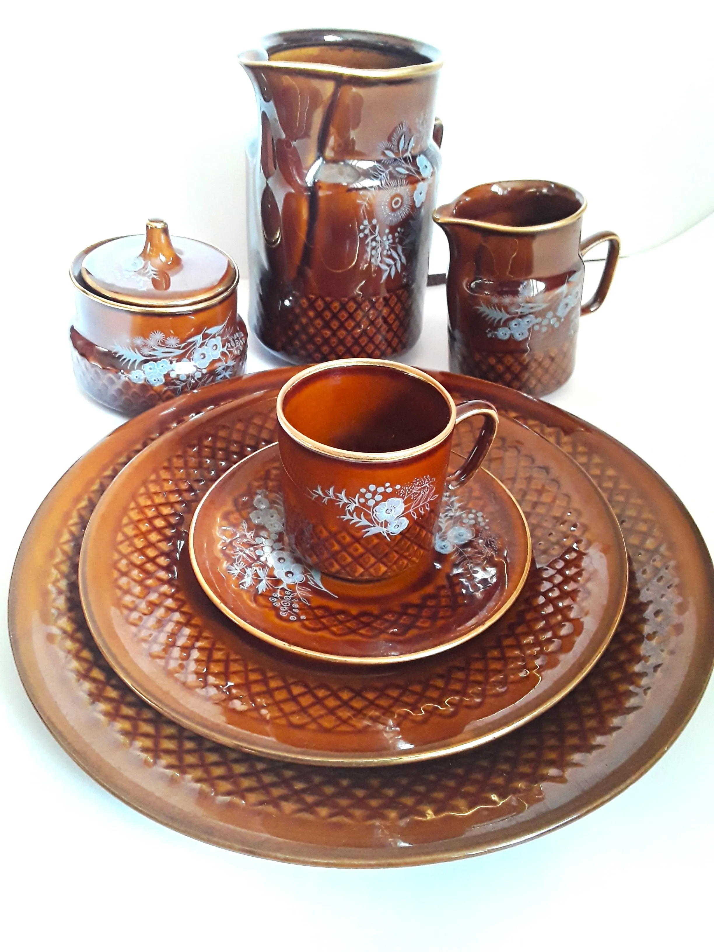 Kultowy serwis Ania z zestawem talerzy deserowych.